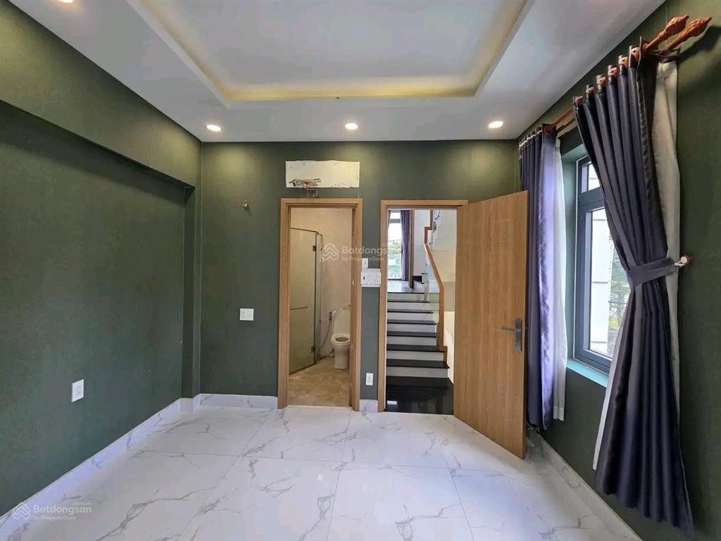 Nhà 3pn, 4wc  gần vincom + ngã 4 thủ đức