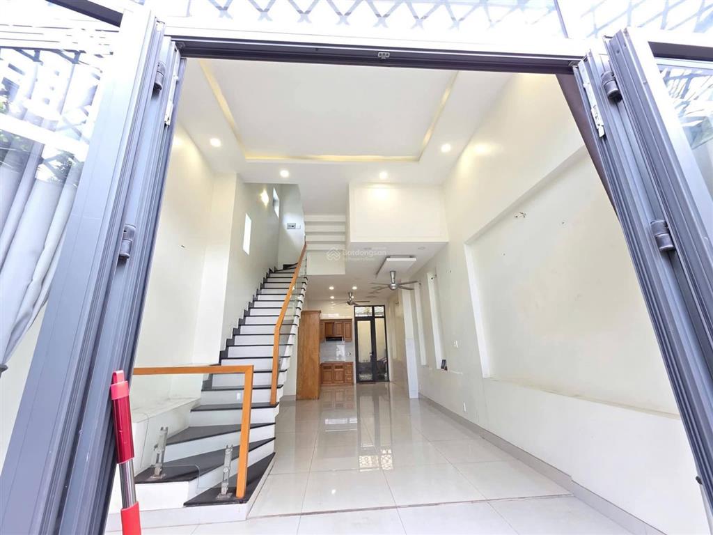 Nhà 3pn, 4wc  gần vincom + ngã 4 thủ đức