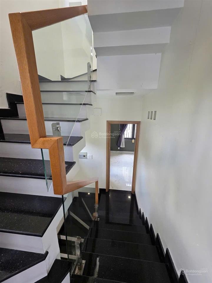Nhà 3pn, 4wc  gần vincom + ngã 4 thủ đức