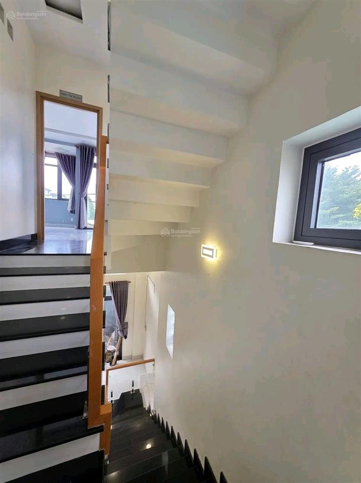 Nhà 3pn, 4wc  gần vincom + ngã 4 thủ đức