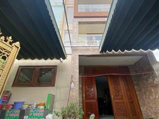 Toà nhà 5 tầng  có thang máy ( gần lê văn việt quận 9 )