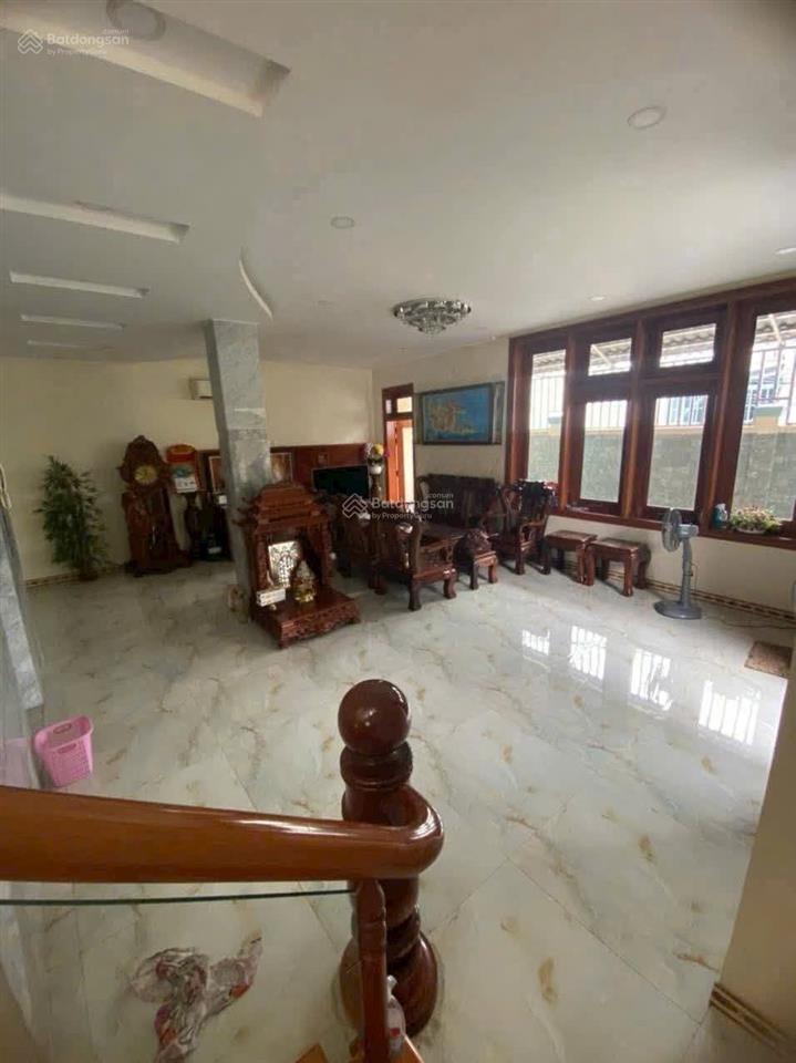 Toà nhà 5 tầng  có thang máy ( gần lê văn việt quận 9 )