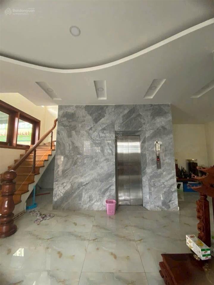 Toà nhà 5 tầng  có thang máy ( gần lê văn việt quận 9 )