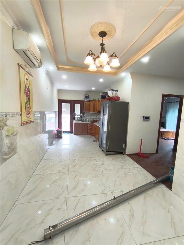 Toà nhà 5 tầng  có thang máy ( gần lê văn việt quận 9 )