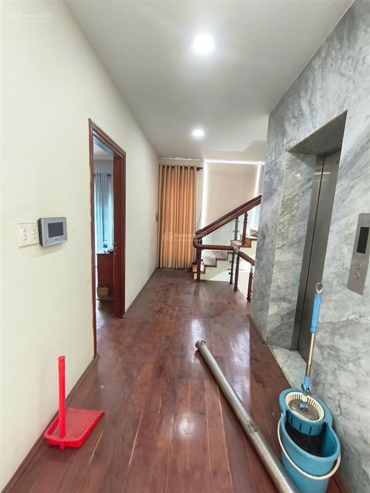 Toà nhà 5 tầng  có thang máy ( gần lê văn việt quận 9 )