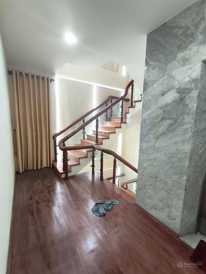 Toà nhà 5 tầng  có thang máy ( gần lê văn việt quận 9 )