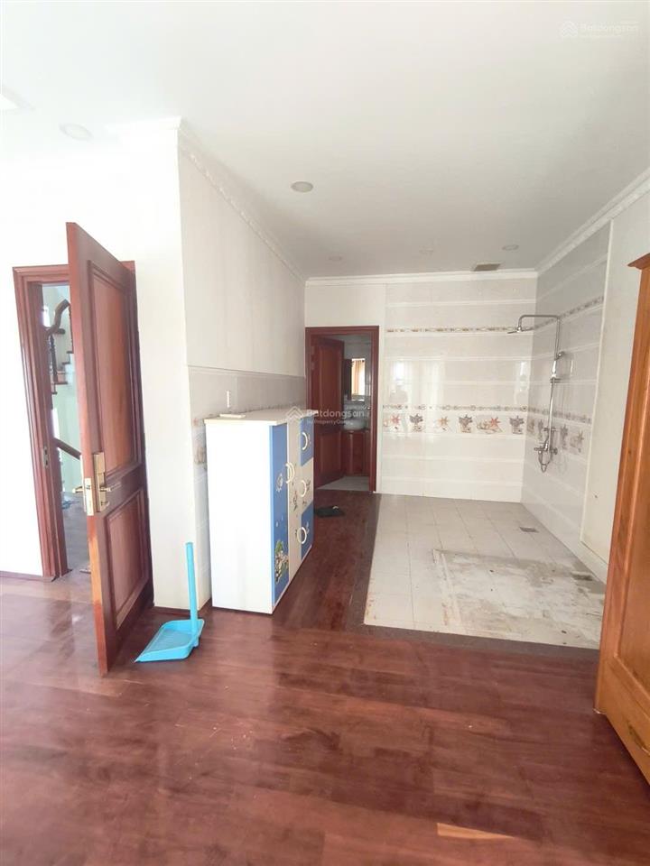 Toà nhà 5 tầng  có thang máy ( gần lê văn việt quận 9 )