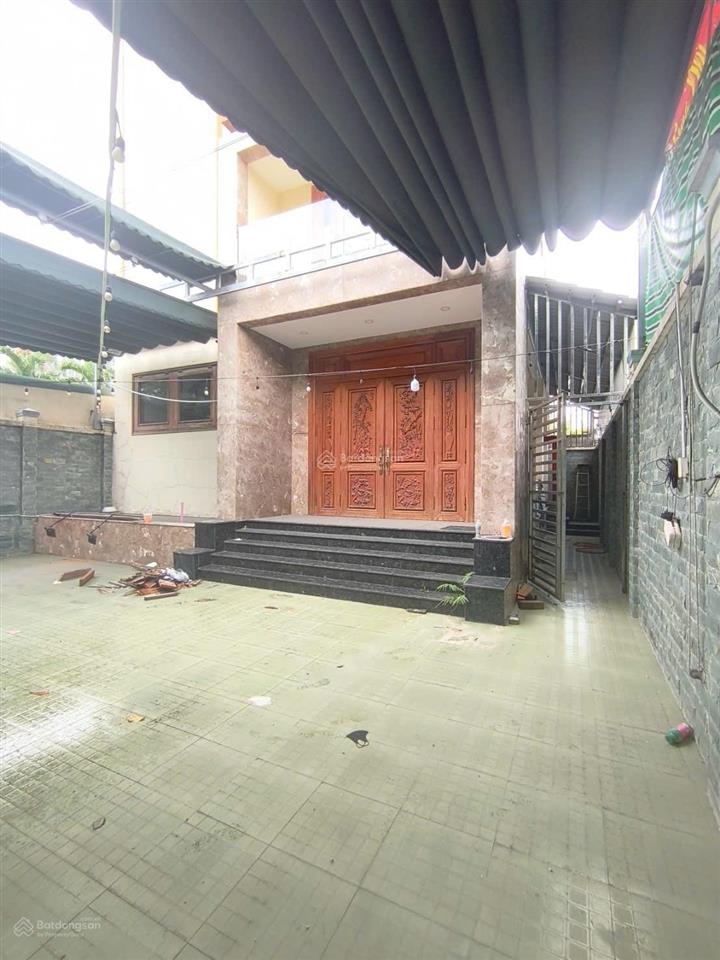 Toà nhà 5 tầng  có thang máy ( gần lê văn việt quận 9 )