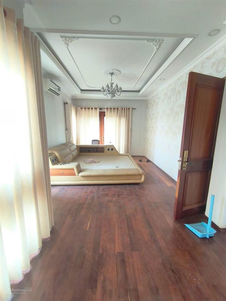 Toà nhà 5 tầng  có thang máy ( gần lê văn việt quận 9 )