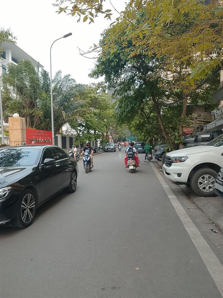 Nhà phân lô hoàng cầu ô tô tránh 77m 5 tầng phù hợp ở và làm vp