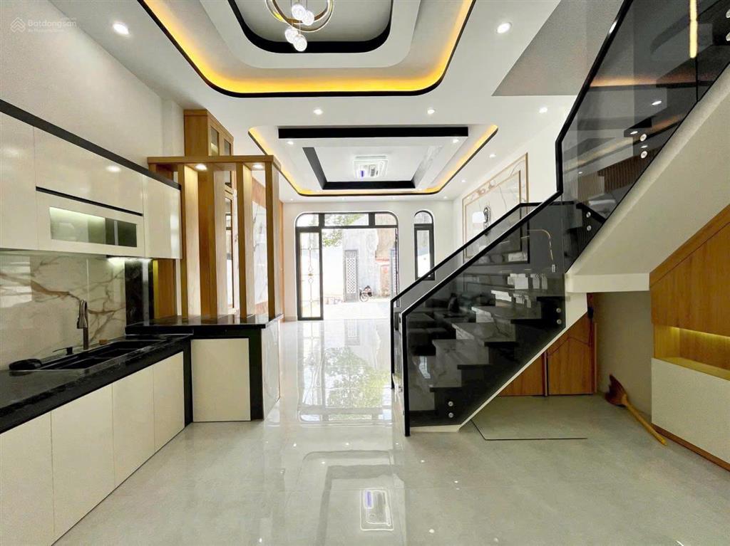 Hạ giá 100tr cho căn nhà lầu, gần cây xăng đức hưng chỉ tt 650tr sang tên công chứng ngay