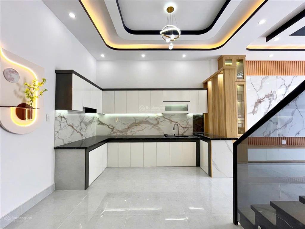Hạ giá 100tr cho căn nhà lầu, gần cây xăng đức hưng chỉ tt 650tr sang tên công chứng ngay