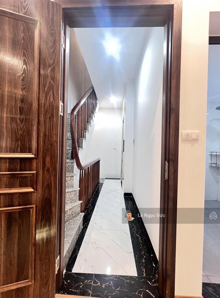 Giá tốt nhất thời điểm hiện tại  nhà 10 tỷ  có thang máy  ngõ thông ba gác đua gần phố.