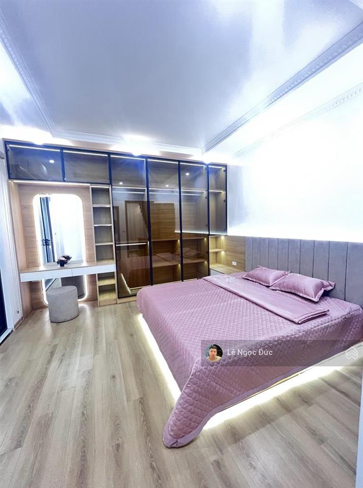 Giá tốt nhất thời điểm hiện tại  nhà 10 tỷ  có thang máy  ngõ thông ba gác đua gần phố.