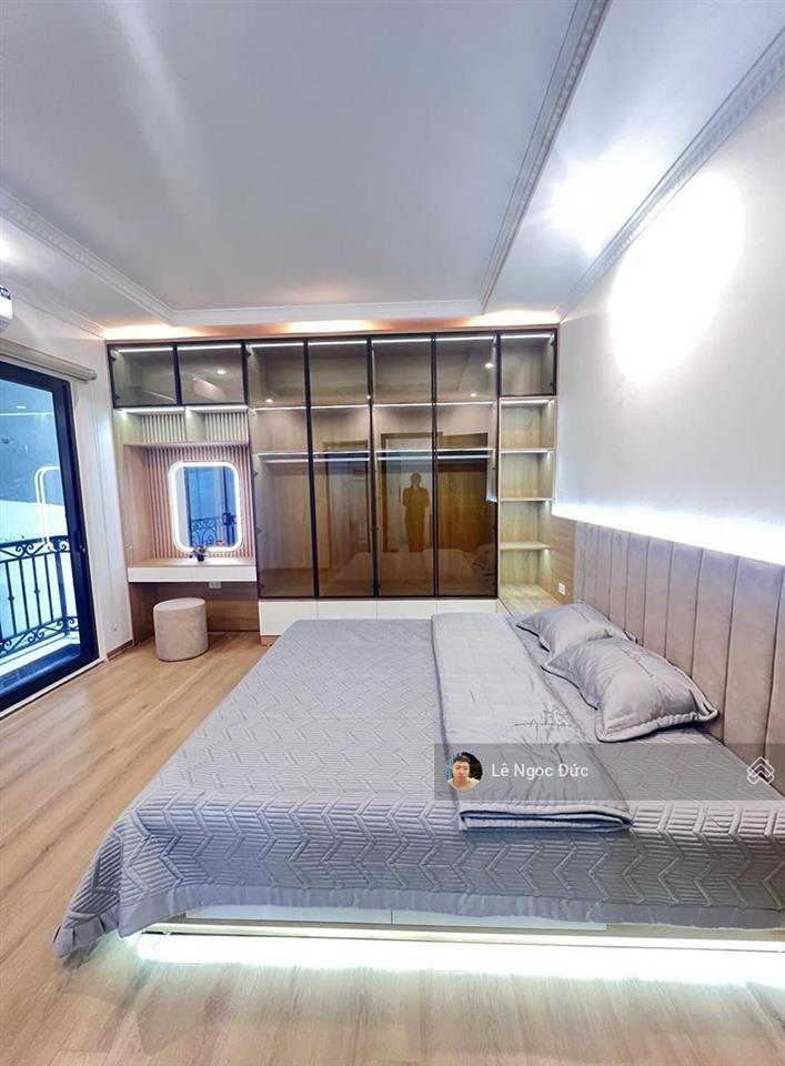 Giá tốt nhất thời điểm hiện tại  nhà 10 tỷ  có thang máy  ngõ thông ba gác đua gần phố.