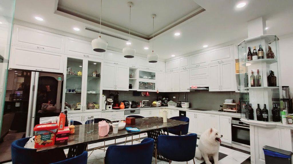 Hạ 3 tỷ bán nhà phố Nguyễn Đình Thi 92m2, 4 tầng đẹp, MT10m Gara ô tô 20m ra Hồ Tây