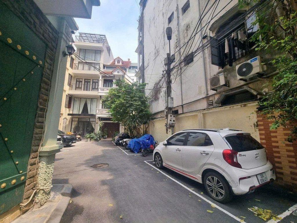Hạ giá nhà Giải Phóng 130m2, 5T, MT6.5m ô tô tránh đỗ 2 thoáng giá 37.9 tỷ QH ổn định