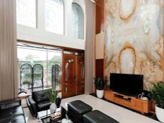 Cực phẩm phố Bồ Đề 102m2, 8T thang máy, MT5.8m view Hồ đẹp long lanh an sinh cực VIP