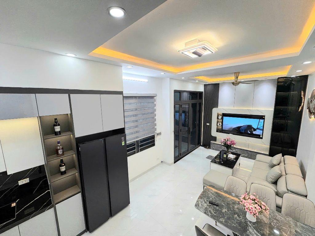 Siêu phẩm đường Giáp Bát 38m2, 5 tầng đẹp long lanh lô góc tặng full nội thất giá 9.9 tỷ 