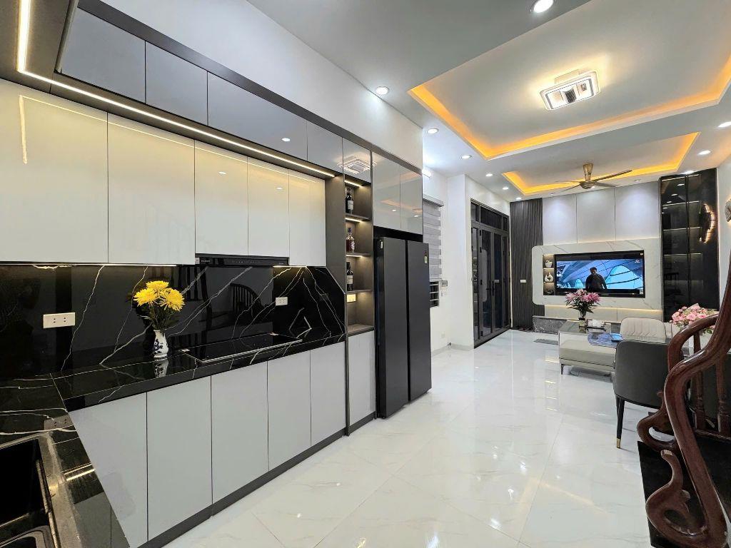 Siêu phẩm đường Giáp Bát 38m2, 5 tầng đẹp long lanh lô góc tặng full nội thất giá 9.9 tỷ 