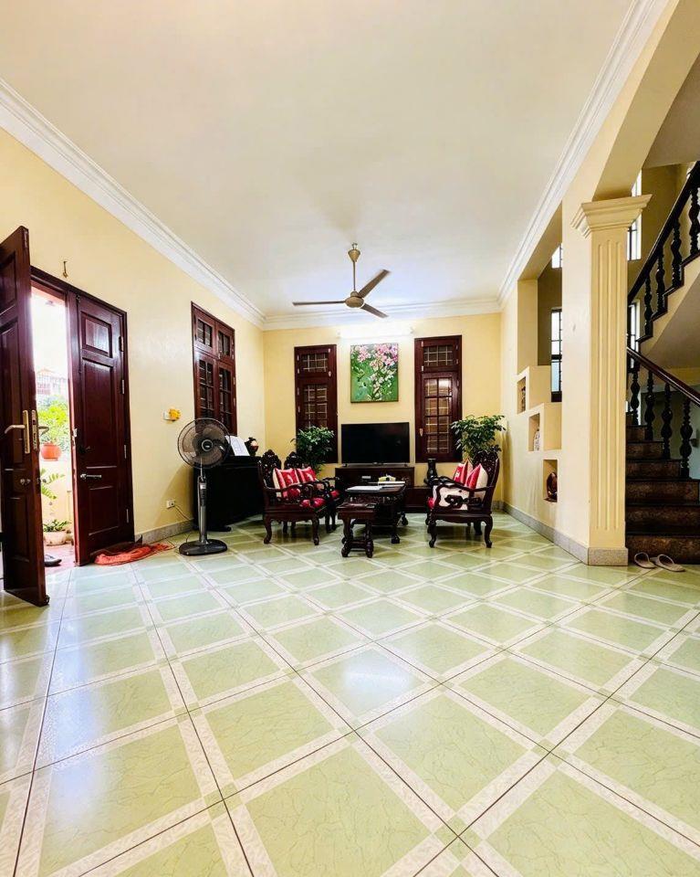 Mặt phố Nguyễn Lân 96m2, 4T, MT9.3m lô góc kinh doanh giá 43 tỷ sổ đẹp QH ổn định