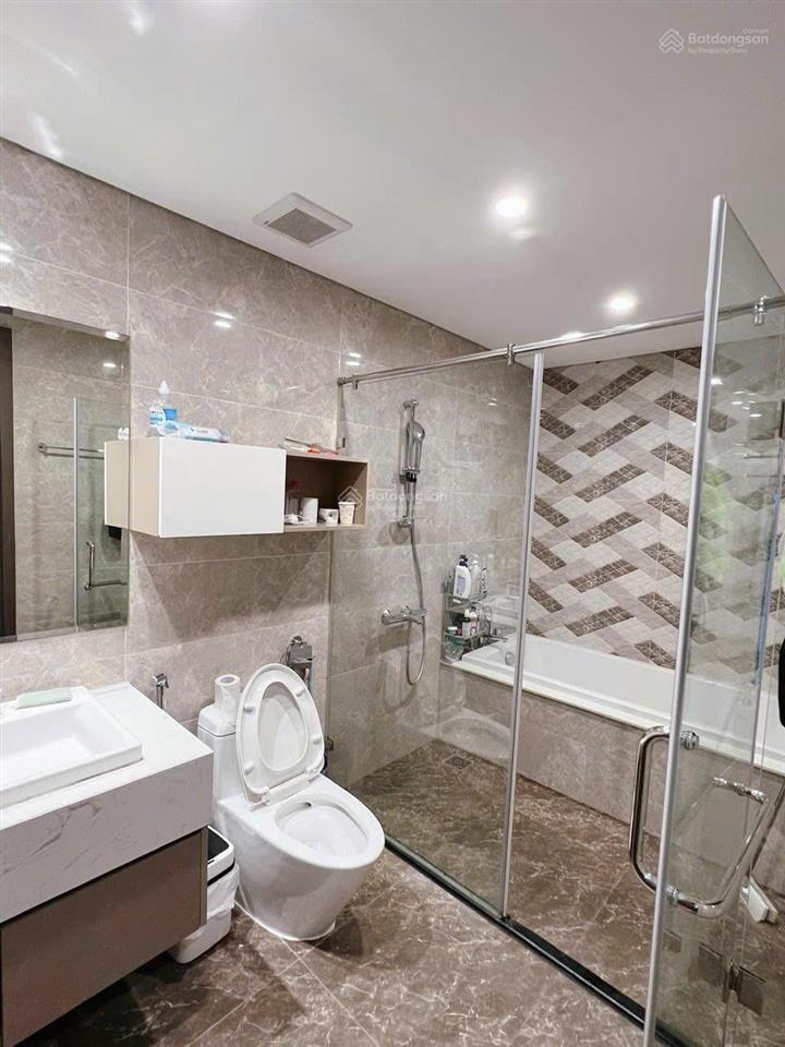 Chủ chuyển lên căn 4 ngủ, cần bán nhanh căn 3 ngủ tòa west point 2, giá 8,9 tỷ.  0988 982 ***