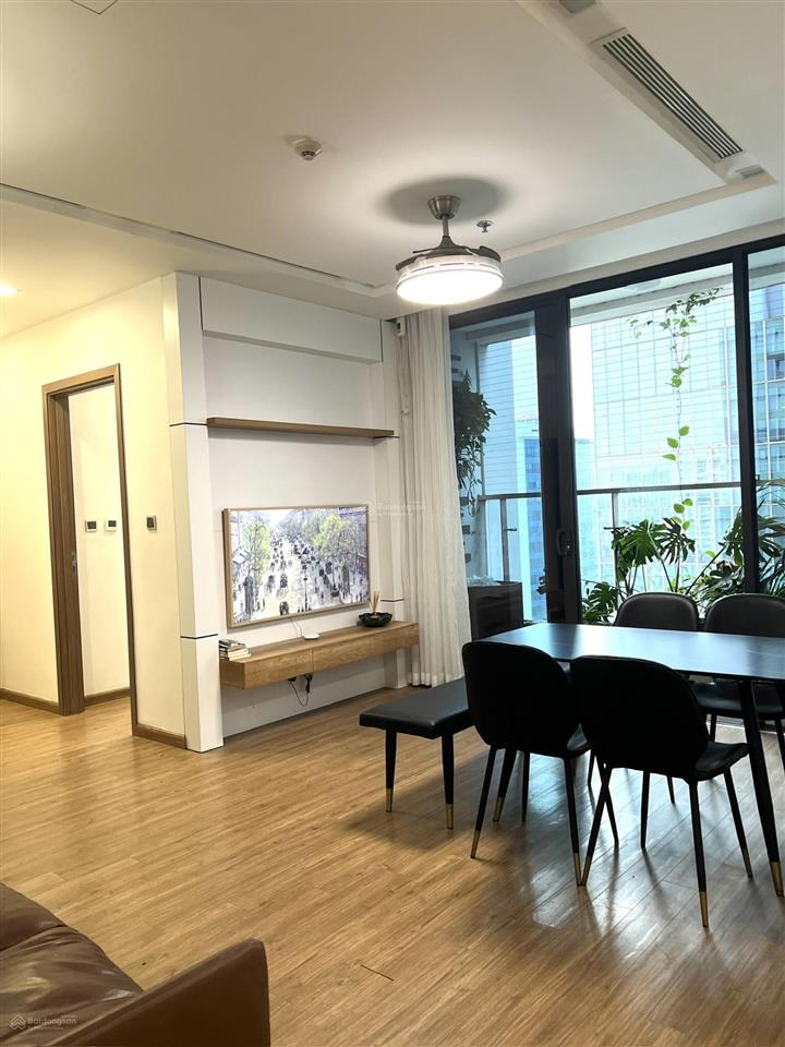 Chủ nhà cần bán nhanh căn 2n m2 tầng trung vinhomes metropolis, giá tốt thị trường. 0988 982 ***