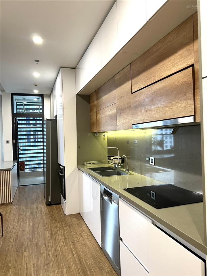 Chủ nhà cần bán nhanh căn 2n m2 tầng trung vinhomes metropolis, giá tốt thị trường. 0988 982 ***