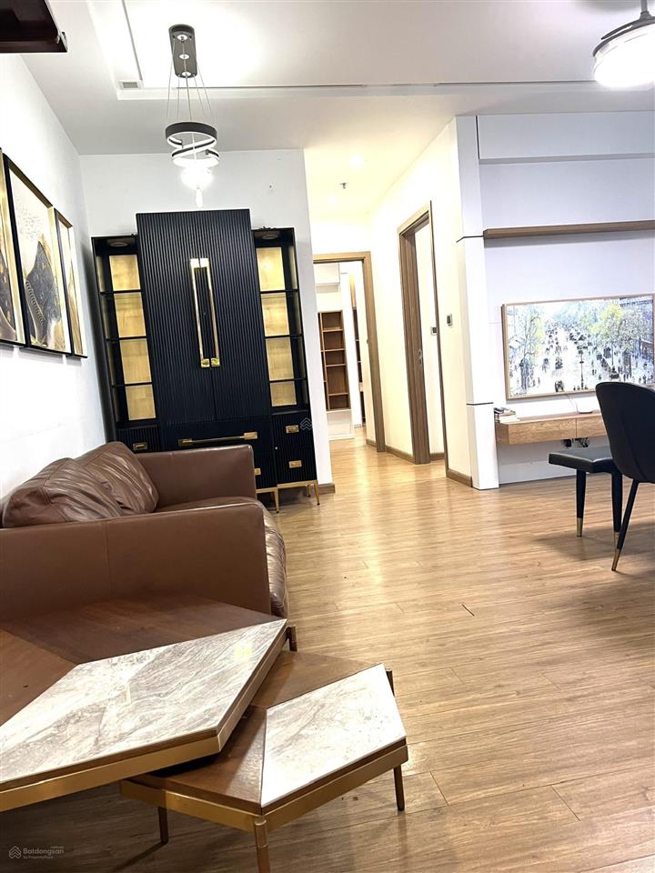 Chủ nhà cần bán nhanh căn 2n m2 tầng trung vinhomes metropolis, giá tốt thị trường. 0988 982 ***