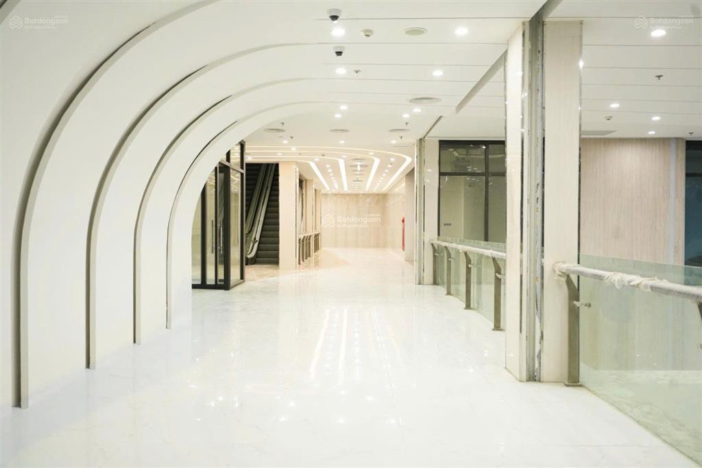 Bán shop chân đế  mặt bằng kinh doanh toà rox tower goldmark city 136 hồ tùng mậu giá chỉ 3,9 tỷ