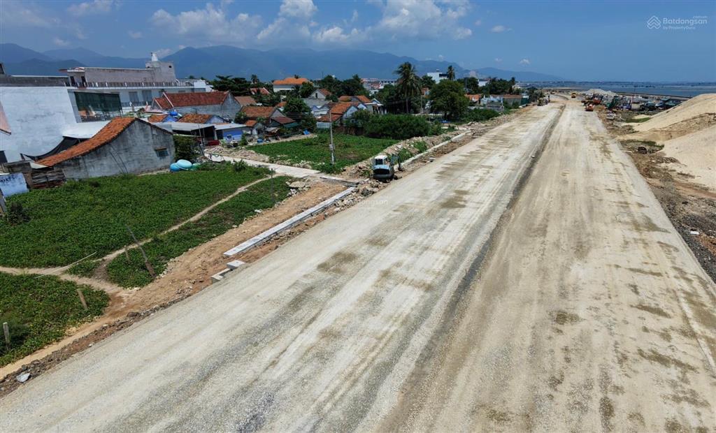 Lô góc mặt biển, đón sóng kkt vân phong. sổ sẵn, sang tên nhanh