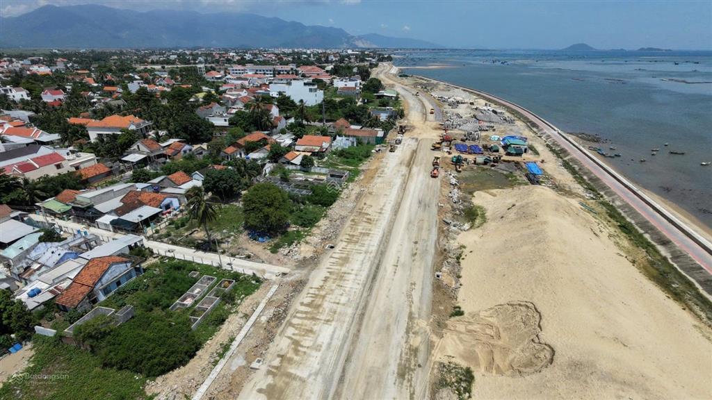 Lô góc mặt biển, đón sóng kkt vân phong. sổ sẵn, sang tên nhanh