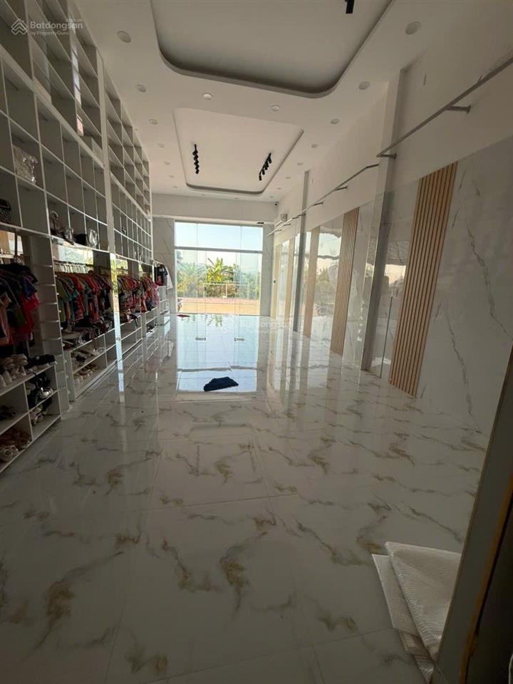 Nhà đất ngang 40m dài 15m, 2 mặt tiền gần chợ đề gi