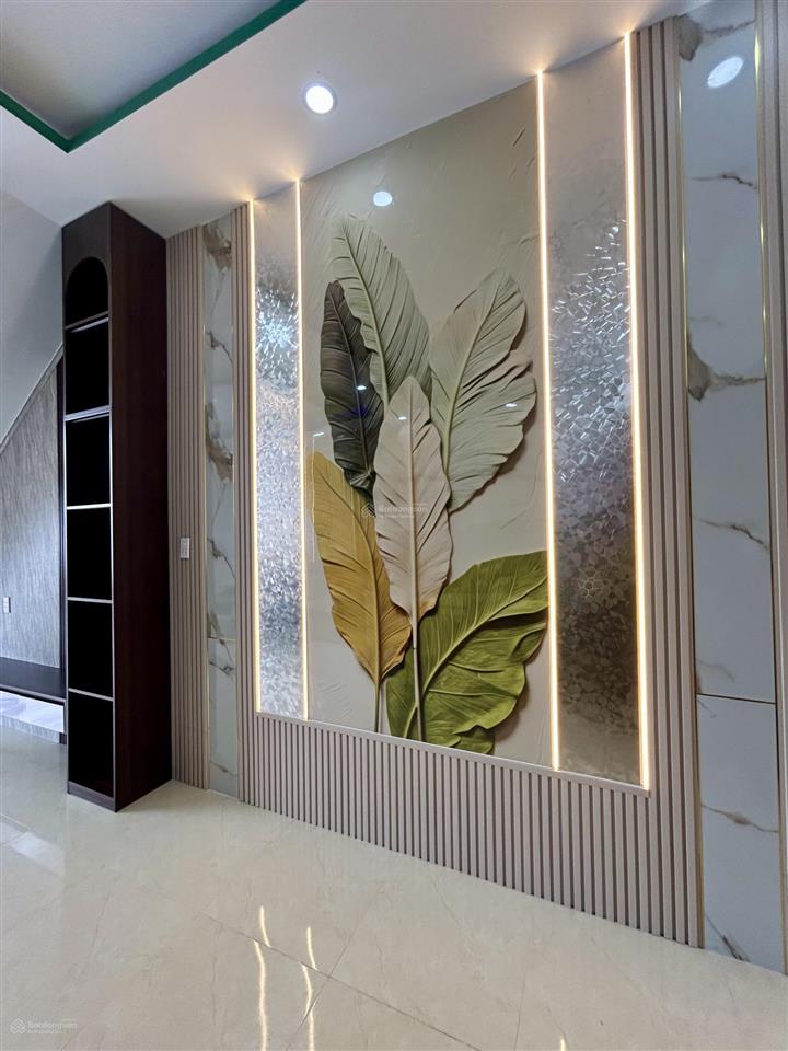 Ccg bán căn nhà lầu đúc thật, ngay trung tâm ngã 3 mỹ hạnh  long an