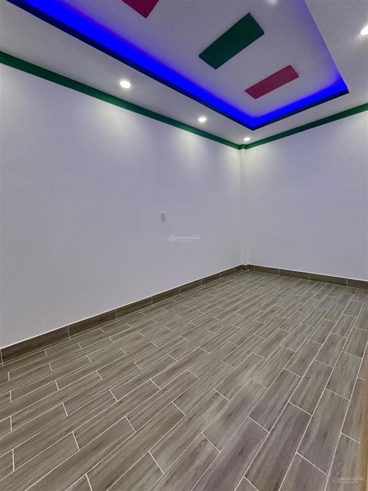 Ccg bán căn nhà lầu đúc thật, ngay trung tâm ngã 3 mỹ hạnh  long an