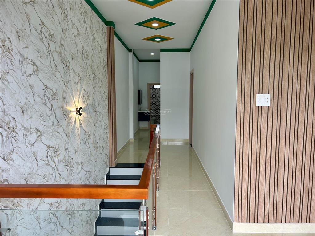 Ccg bán căn nhà lầu đúc thật, ngay trung tâm ngã 3 mỹ hạnh  long an