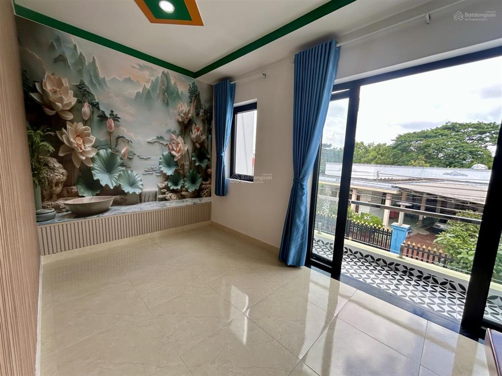 Ccg bán căn nhà lầu đúc thật, ngay trung tâm ngã 3 mỹ hạnh  long an