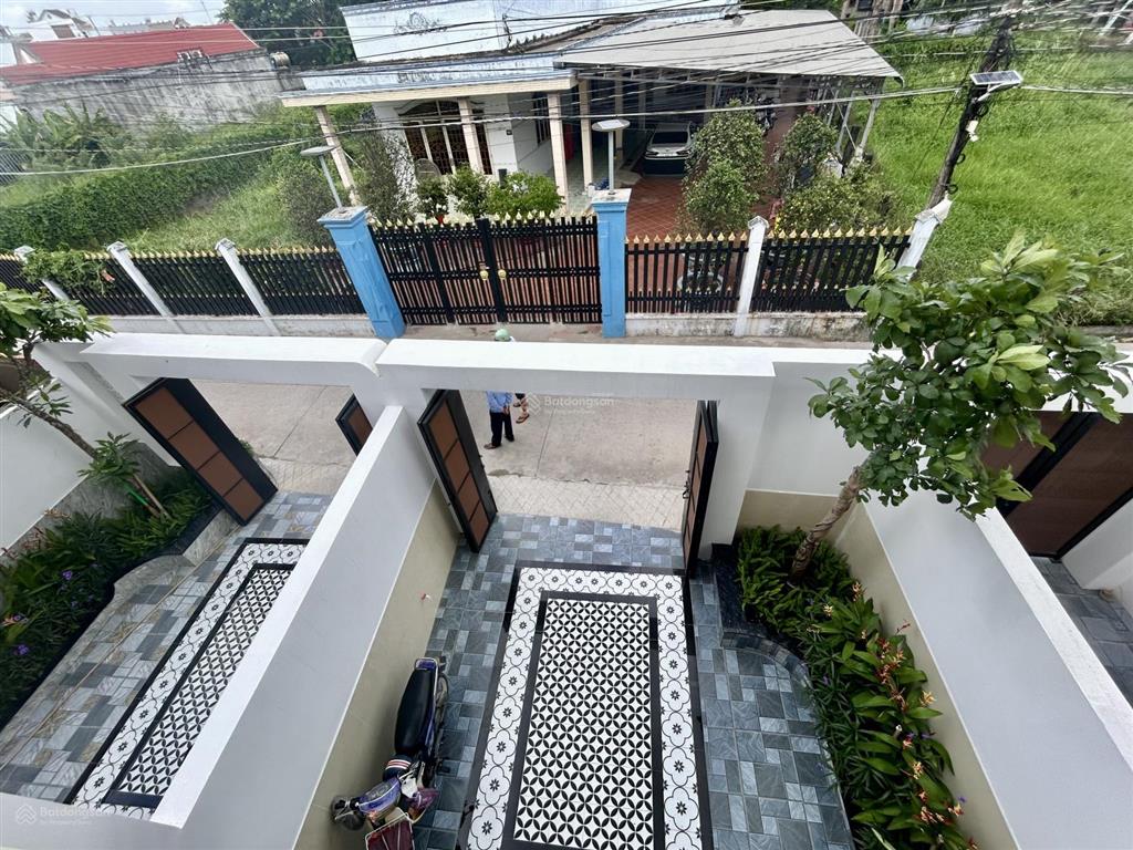 Ccg bán căn nhà lầu đúc thật, ngay trung tâm ngã 3 mỹ hạnh  long an