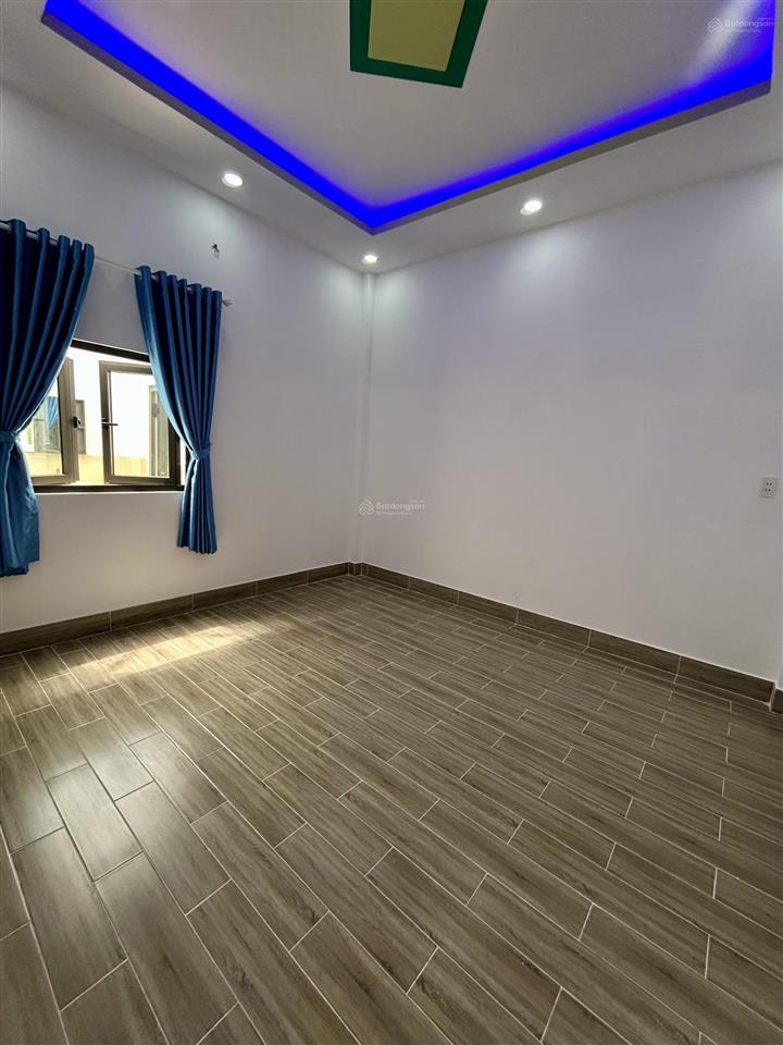 Ccg bán căn nhà lầu đúc thật, ngay trung tâm ngã 3 mỹ hạnh  long an