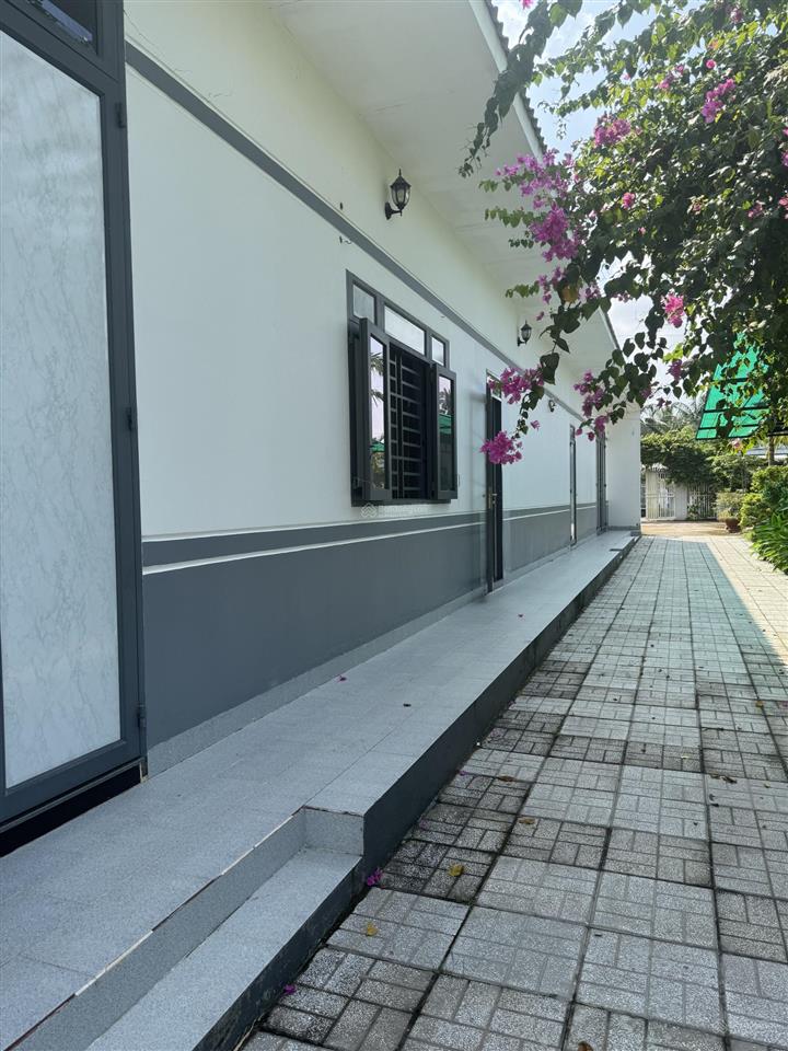 Nhà và đất quy mô lớn vị trí thuận lợi cho việc định cư và đầu tư lâu dài