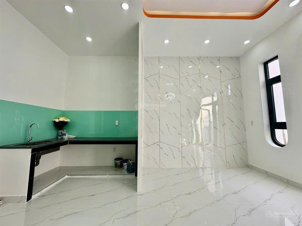 Nhà gần chợ cây xoài và bv lê văn thịnh 200 m
nhà mới 2 pn hẻm ba gác  0775 997 ***