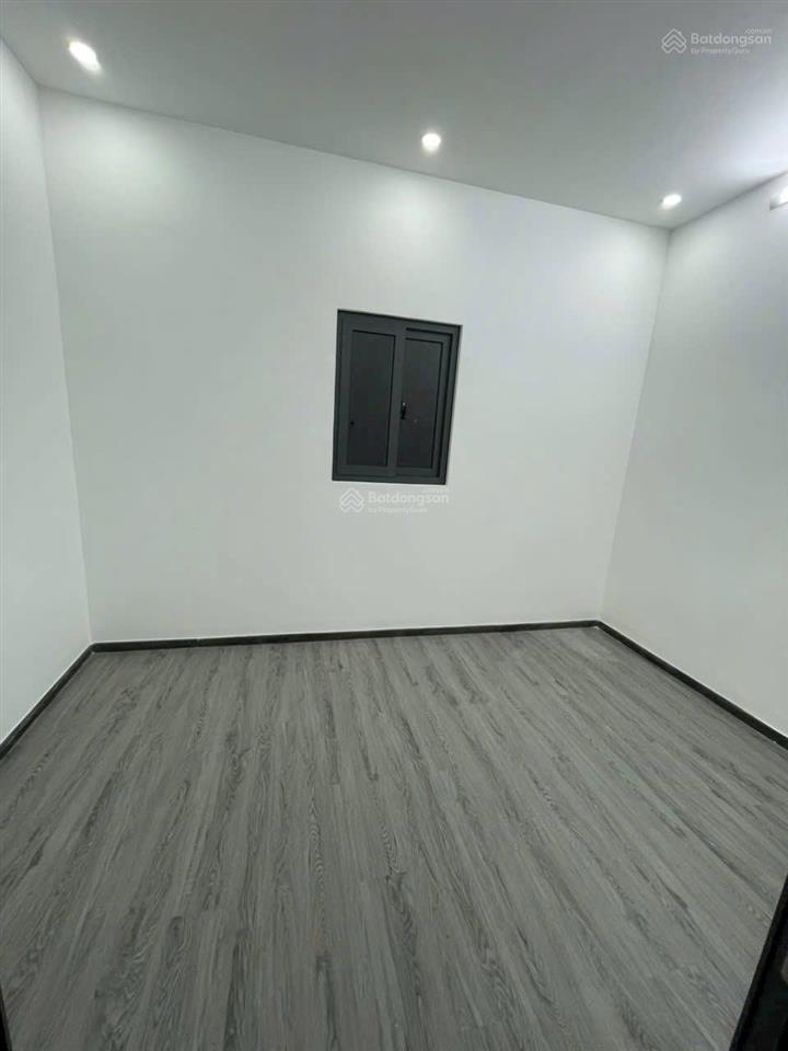 Nhà 2 lầu 4 phòng ngủ lê văn lương ngay cầu ông bốn