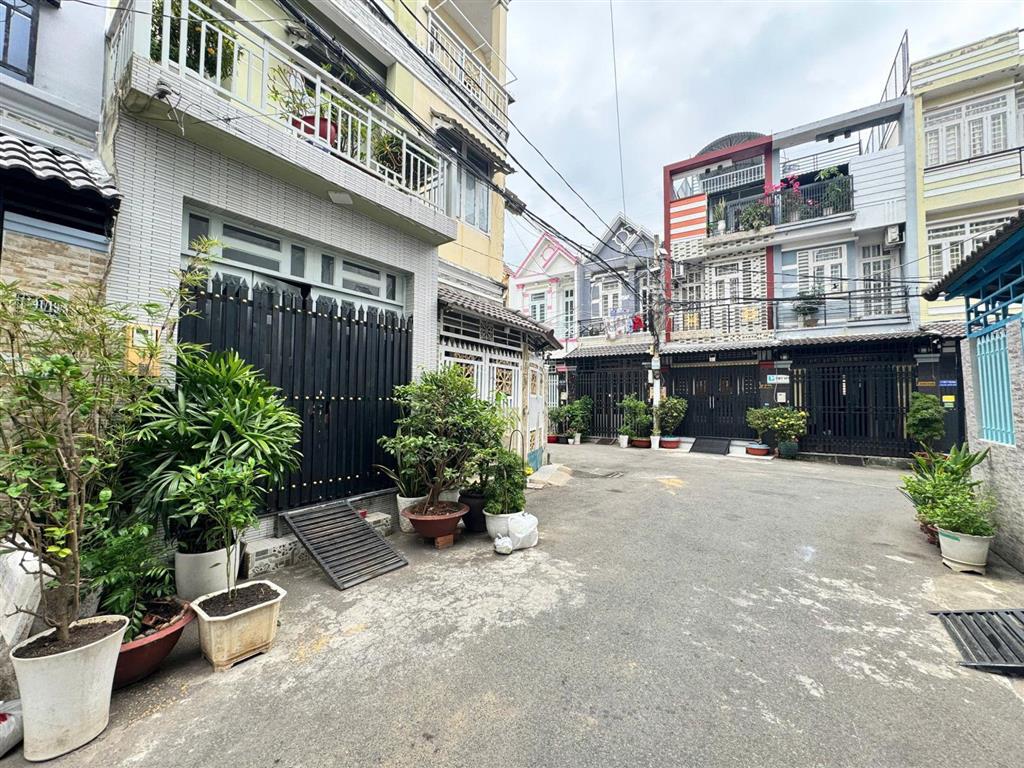Nhà 2 lầu 4 phòng ngủ, hẻm 6m đường lê văn lương gần bệnh viện nhà bè