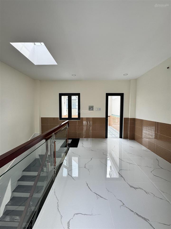 Nhà mới xây shr 2 lầu 4 phòng ngủ, sân thượng, đg lê văn lương nối dài qua long hậu