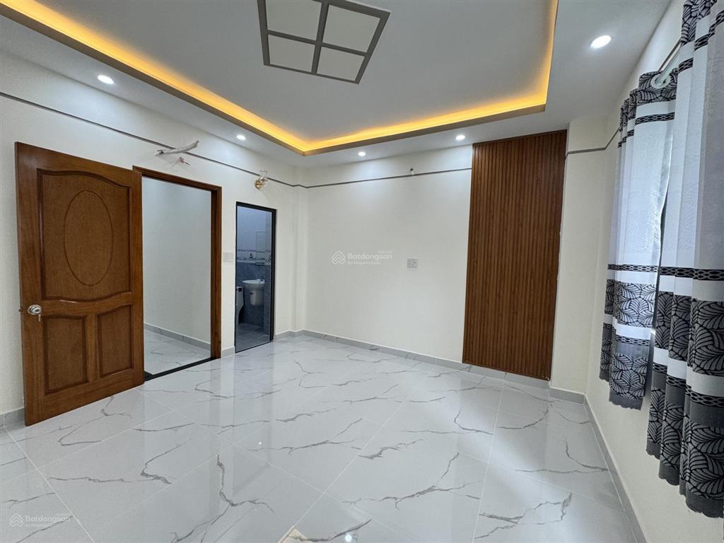 Nhà mới xây shr 2 lầu 4 phòng ngủ, sân thượng, đg lê văn lương nối dài qua long hậu