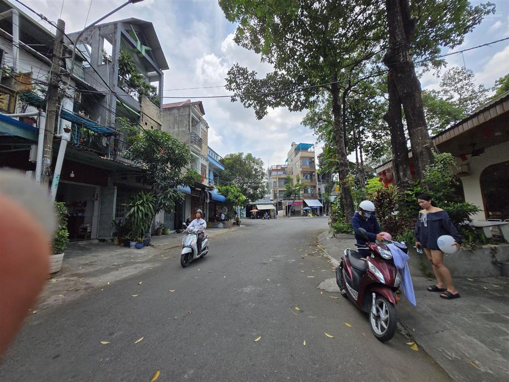 Hạ 200 tr bán nhanh nhà 3 lầu đường nhựa rộng 12 m thông dt 64 m2 tc fun.cách chợ 100 m