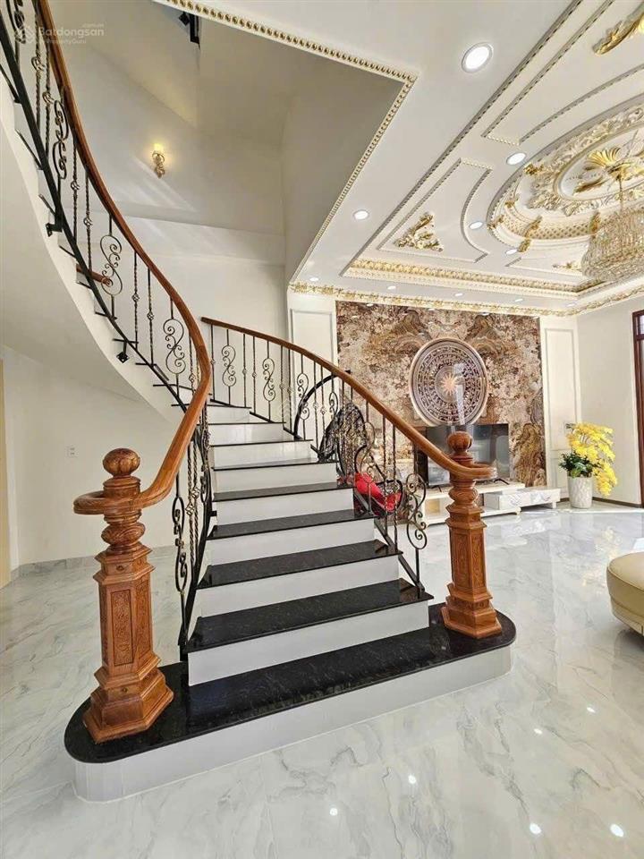 Biệt thự hoàn gia,tặng fun nội thất dt 100 m2,hoàn công 224m2.giá 7,7 tỷ.khu nhà ở phú hồng thịnh 5