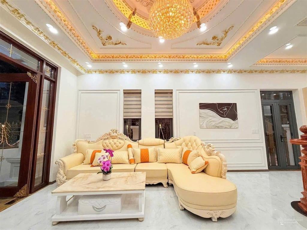 Biệt thự hoàn gia,tặng fun nội thất dt 100 m2,hoàn công 224m2.giá 7,7 tỷ.khu nhà ở phú hồng thịnh 5
