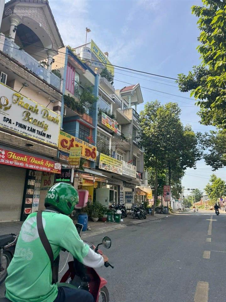 Thanh lý lô đất mặt tiền đường võ thị sáu đoạn gần big c và ql1k. xung quanh nhà 1 trệt 3l