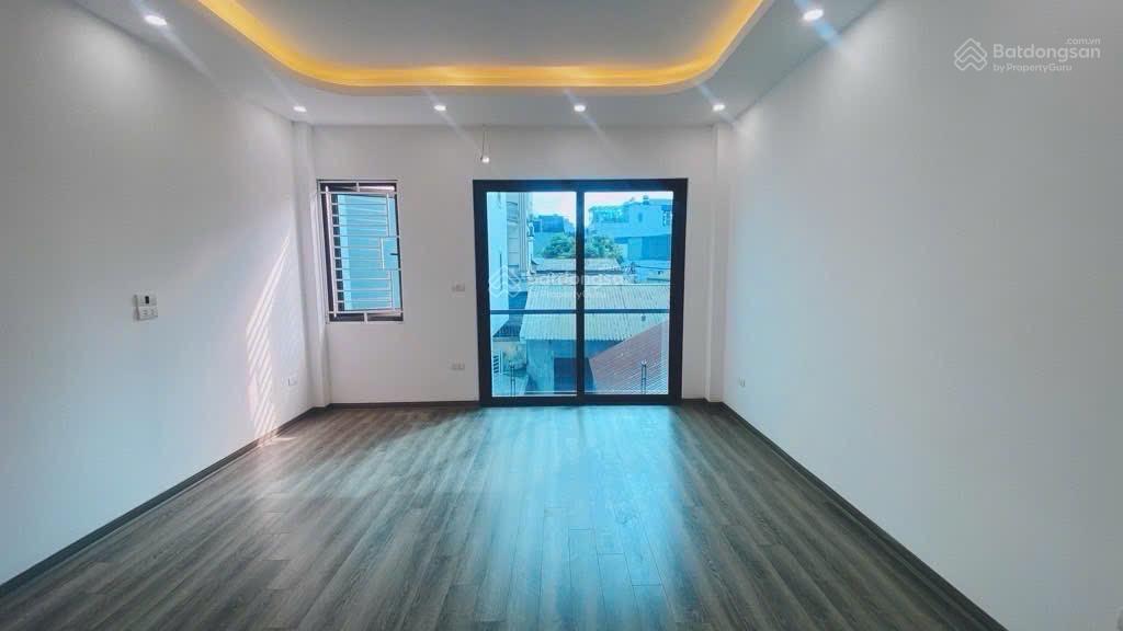 Nhà 5 tầng bát khối long biên, ô tô đỗ cổng 30m2 hơn 6 tỷ